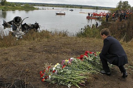 Медведев возложил цветы на месте гибели Локомотива