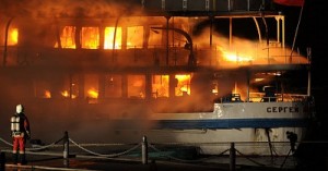Пожар на теплоходе в Северном порту Москвы