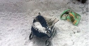 Глыба снега упала на коляску с ребенком