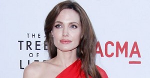 Актриса Анджелина Джоли удалила грудь, побоявшись рака