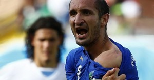 ФИФА может дисквалифицировать нападающего сборной Уругвая за укус Джорджо Кьеллини